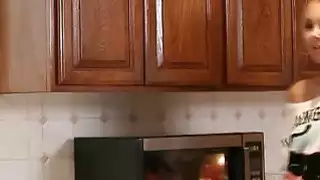 مفلس بلوندي يزور صديق مثليه لتدليكها الأسبوعي