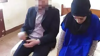 أصبح ضيف الفندق العربي الخجول صديقته الداعر ليوم واحد