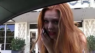 أحمر الوجه زهرة فرح facialed في الأماكن العامة