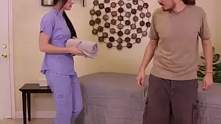 يهيمن ومتفوق