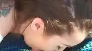 فاتنة في سن يملأ فجوة وجهها الصغير مع ديك الثابت