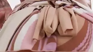 Tattooed MILF يساعد ابنة لها مذهلة في الثلاثي