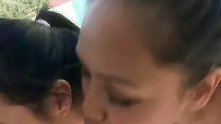 الآسيوية stepmom جيسيكا بانكوك جلسة الثلاثي في ​​الهواء الطلق