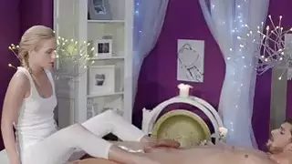 مدلك إعطاء يد اثنين handjob