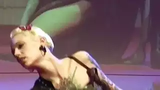 فتاة عامة مشعرات على showstage