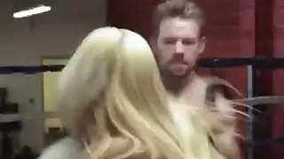 يرسل بيرف شقراء مذهلة مع لسانه الماهر