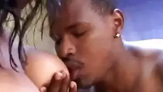 هاها! الحامل كتي لا يبدو مهتما على الإطلاق. يجب رؤيته!