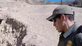 شقي في سن المراهقة deepthroats من الصعب ديك ويحصل على استغل من قبل دورية الحدود