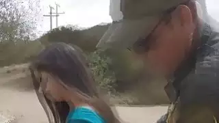 الجمال الصغير 18yo لا يتفرق من دورية الحدود
