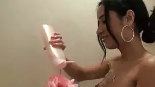 اتينا قرنية غسل بوسها حلق في الحمام
