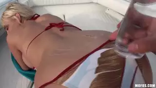 شقراء مثير فاتنة جاغر الأردن تظهر في الهواء الطلق من جسدها مثير