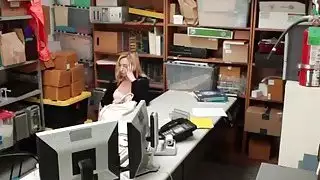 الحصول على shoplifter زوي باركر الابتزاز في إعطاء HANDJOB
