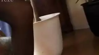 Aya يلعق أداة ومارس الجنس بشكل جيد