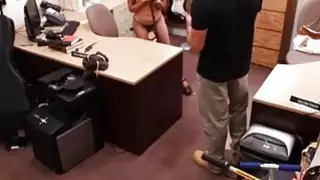 رهنت الكلبة مفلس الاشياء وقصفت من قبل رجل رهينة سيئة