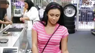 فاتنة بيادق لها معطف المنك القديم وقصفت من قبل حارس البيدق