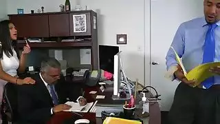 شاب امرأة سمراء رئيسة ابنة ركوب الديك في المكتب
