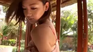 الفتاة اليابانية أسامي تاني ذات الوجه الملائكي تتلوى على الأرض