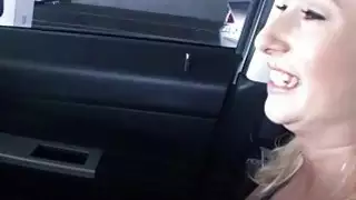 شقراء في سن المراهقة سخيف في المرآب العام
