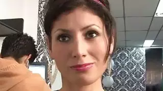 ضجيجا قاسيا يجعل فاتنة مثير تأوه من الفرح البرية