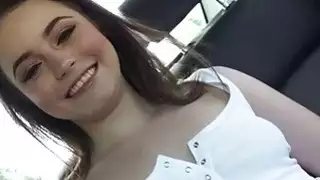 حار فتاة كايلي كوين مارس الجنس في الراكب مقعد