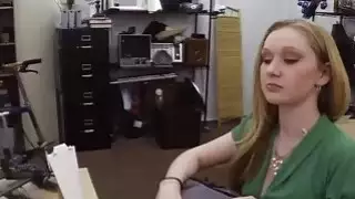 شقراء سوف اللعنة على عقد من اللؤلؤ في Pawshop