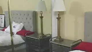المشي في نومه يحصل له بعض العمل