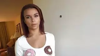 يدفع المستأجر المراهق مفلس مالكها عن طريق سخيف له