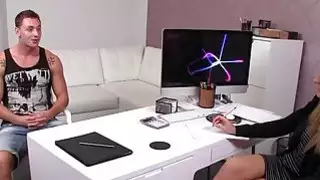 وكيل امرأة شقراء في الكعب العالي الدوي في الصب
