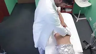 نحيف شقراء المريض يحصل على الأطباء كوك