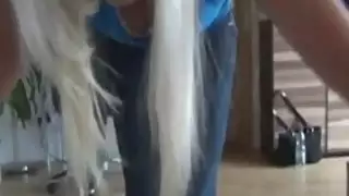 جاء العسل من العمل ويفجر ديك بلدي على الفور