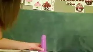 هوتي مع جوارب متعددة الألوان ركوب دسار على كاميرا ويب