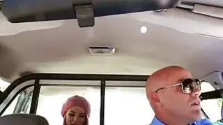 في سن المراهقة شقي Aidra الثعلب اللعنة على الرجل الذي اعتقلها