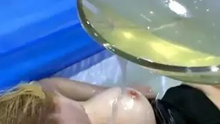 الفتيات قرنية تقاسم التبول