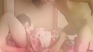الجبهة اليابانية في الكيمونو يعطي اللسان المزدوج المثيرة