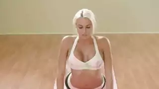 فاتنة متعرج عارية في جلسة اليوغا مع Khloe Terae