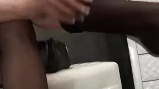 مثير أحمر الشعر يسحب على جوارب لها