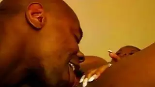 فاتنة سوداء يحصل الشرج العميق