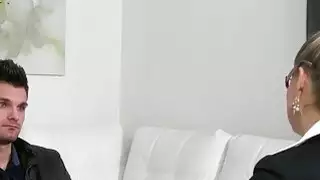 الإناث وكيل مص على صب الهواة اليورو