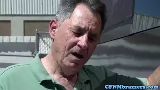 مفلس cfnm femdoms cockriding في حافلة