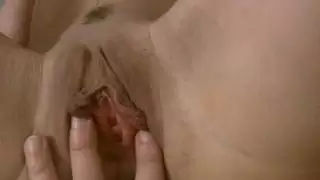 يتحول Fingerfucking من كس هيرميون إلى اللسان الصلبة