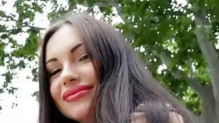Eurobabe تومض ثديها الكبير وضرب في الغابة