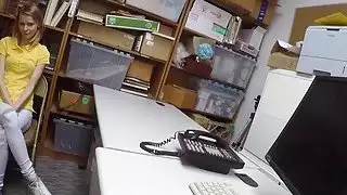 اشتعلت سرقة الروسية في سن المراهقة shoplifter ومارس الجنس من قبل الأمن