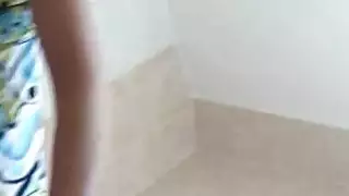 الفتيات التشيكية قرنية تتمتع ديك ضخمة في الحمام