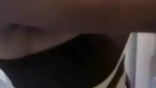صديقتي EBONY SUCKS ديكي في المطبخ.