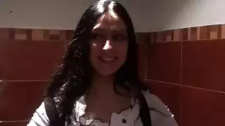 البرية عارية سخيف في مرحاض العام الثلاثون