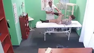 يلعق الطبيب والملاعين المريض في الجوارب