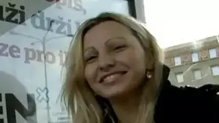 شقراء في سن المراهقة مارس الجنس في الحديقة