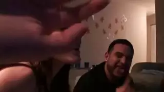 يتدفق الاطفال المشاغب لعبة زجاجة يتحول إلى جروبسيكس