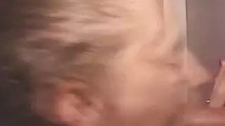 شقراء الهواة المسيل للدموع على ديك من خلال ثقب المجد
