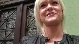 شقراء الفرخ المجري يحصل بوسها انتقد من قبل المتأنق